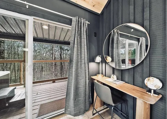 Honeymoon Couples Cabin Secluded, Hot Tub, Views